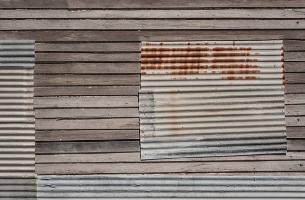 Ventanas Casa Abandonada Rústica Cubierta Hierro Corrugado —  Fotos de Stock