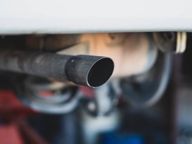 Bir arabanın çift egzoz borusunu kapat. 