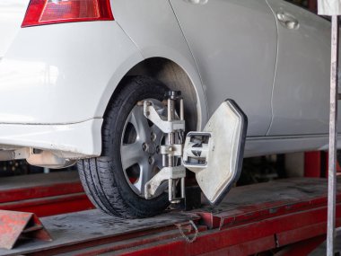 Tamircide araba çarkını değiştiren tamirci. 