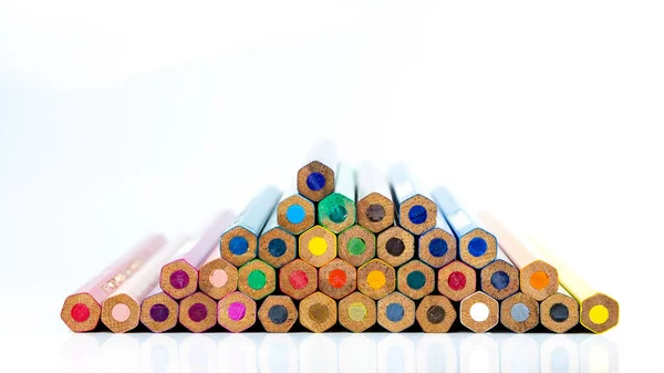 Beyaz arka planda metin için boş alan içeren çok renkli kalemler, renk kalemler izole 
