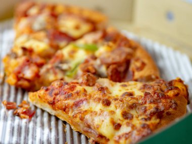 Kalan pizza kutunun içinde. Üç sli ile boş pizza kutusu