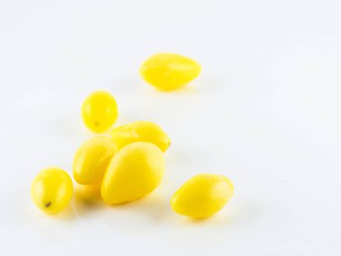 Ginkgo tohumları beyaz arka planda haşlanmış