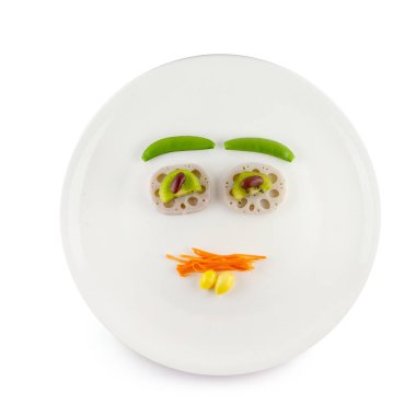 Çocuklar için eğlenceli gıda - salata süslenmiş w sevimli gülümseyen palyaço yüz