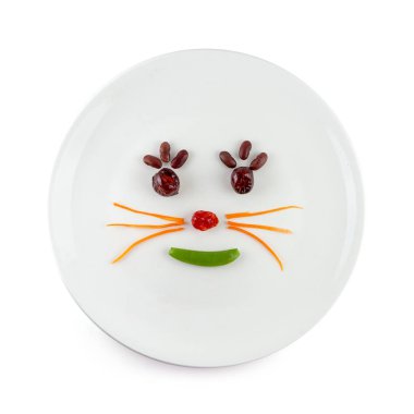 Çocuklar için eğlenceli gıda - salata süslenmiş w sevimli gülümseyen palyaço yüz