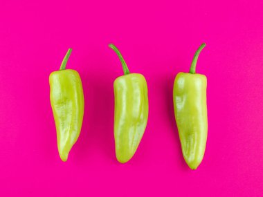 Taze yeşil biber pembe arka plan izole