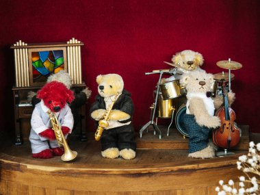 Grup, oyuncak ayı, müzik çalma, saksafon üfleme, davul
