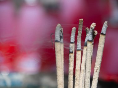 Kırsal Tayland tapınağında tencere tütsü. Tapınakta bir şeye tapmak için aydınlatılan tütsü.