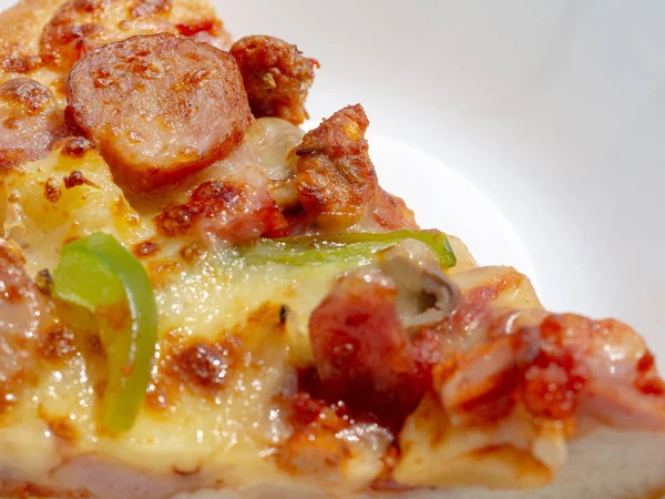 Pizza dilim üst görünümü beyaz arka plan üzerinde izole, soğan ile, 