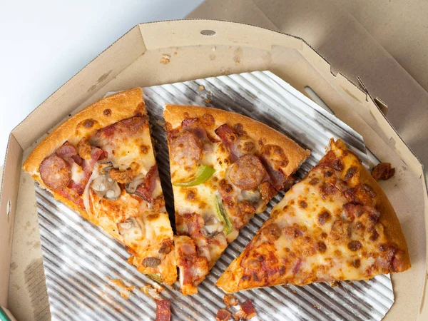 Kalan pizza kutunun içinde. Üç sli ile boş pizza kutusu