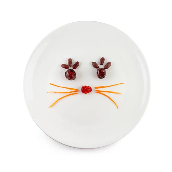 Nourriture amusante pour les enfants - mignon sourire visage de clown sur salade décorée w — Photo