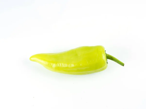 Φρέσκες πράσινες πιπεριές που απομονώνονται σε λευκό φόντο — Φωτογραφία Αρχείου