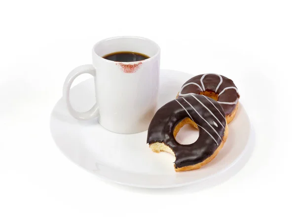 Кофе Белой Кружке Шоколадные Пончики Белой Тарелке Белом Фоне Чашка — стоковое фото