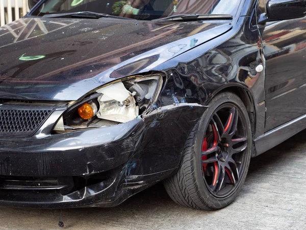 Siyah otomobilin ön kısmı kazasonucu hasar gördü 