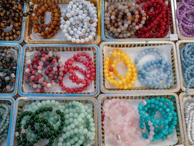 Renkli boncuklar bilezik, muska, şanslı taş bilezik vardır