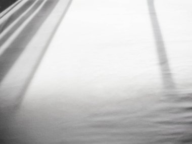 yatak odasında beyaz yatak çarşafları.güneş pencereden m