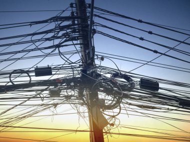 Bangkok Tayland mavi gökyüzünde elektrik kabloları Inanılmaz düğüm, Kablolar siluet