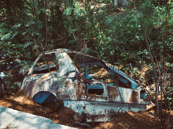 Alte Autowracks, die zurückgelassen wurden — Stockfoto