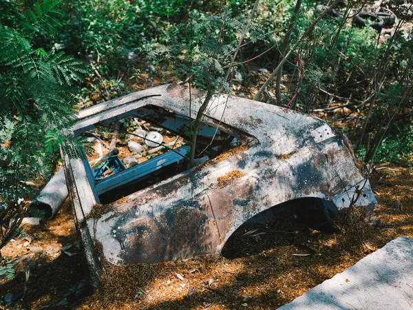 Alte Autowracks, die zurückgelassen wurden — Stockfoto