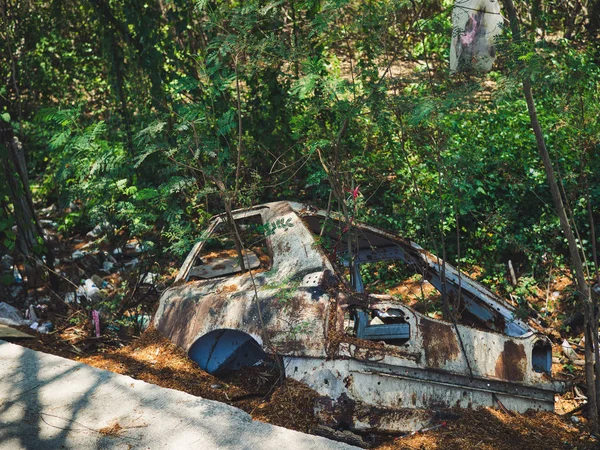 Velhos destroços de carros que ficaram — Fotografia de Stock