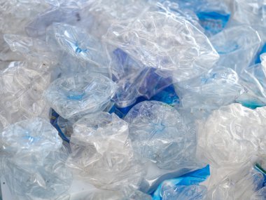 Su plastik şişeezilmiş ve arka plana karşı buruşuk, Geri dönüşüm atık yönetimi kavramı.