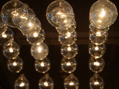 Siyah sahnede birçok ampul. Aydınlatma dekor, vintage lamba, ampul dekoratif