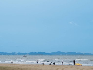 Plaj insanlar suda oynarken, Bangsan plaj, Chonburi, Tayland 
