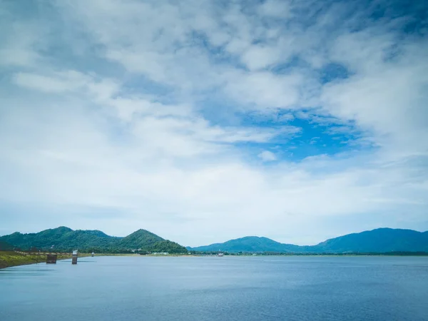 Όμορφο Βουνό Μπλε Ουρανό Και Θέα Στο Νερό Της Λίμνης — Φωτογραφία Αρχείου
