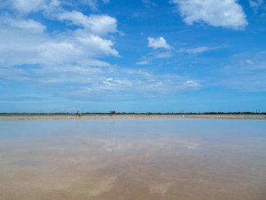 Tayland güzel bir mavi gökyüzü üzerinde deniz tuzu alanları yerel çiftlik endüstrisi, tuz-gölet, tuz-çiftlik 