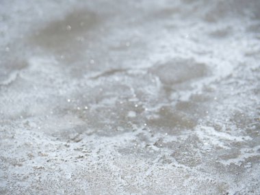 deniz suyu güneşten kuruve Samut Songkram, Tayland, Fleur de Sel deniz tuz alanlarında, tuz-gölet, tuz çiftliği alanında beyaz deniz tuzu haline izin tuz alanında hazırlanan