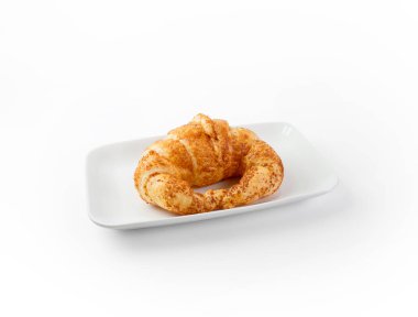 taze kruvasan beyaz arka plan üzerinde beyaz bir çanak izole 