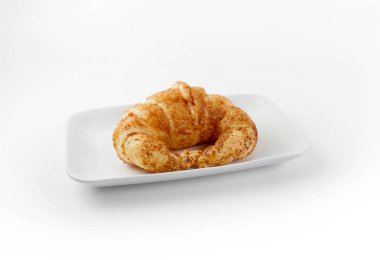 taze kruvasan beyaz arka plan üzerinde beyaz bir çanak izole 