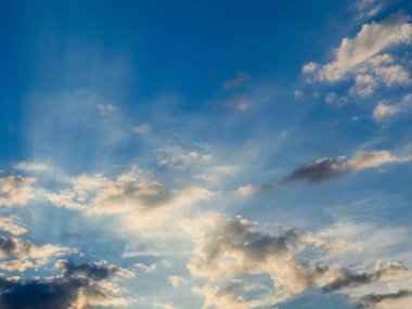 Gün batımında gökyüzü, güneşli arka plan, beyaz bulutlarla mavi gökyüzü,