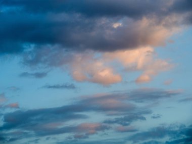 Gün batımında gökyüzü, güneşli arka plan, beyaz bulutlarla mavi gökyüzü,