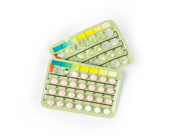 Oral kontraseptif hapları beyaz arka planda blister. Hormonlar u