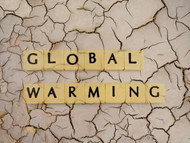 Mektup blokları kuru ve çatlamış zeminde. küresel ısınma kavramı