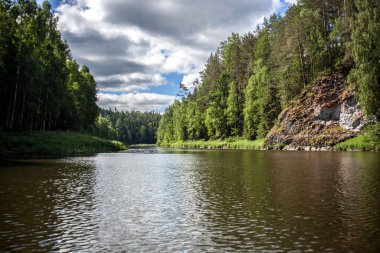 Uralların doğasının inanılmaz güzelliği, Chusovaya nehrinin kıyıları.