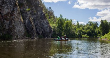 Uralların doğasının inanılmaz güzelliği, Chusovaya nehrinin kıyıları.