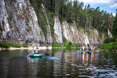Ural nehirlerinde katamaranlar üzerinde rafting