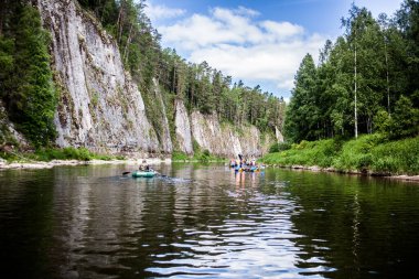Ural nehirlerinde katamaranlar üzerinde rafting