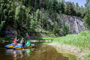 Ural nehirlerinde katamaranlar üzerinde rafting