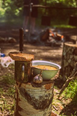 Ateşte pişirilmiş çorba ve kızarmış ekmek.