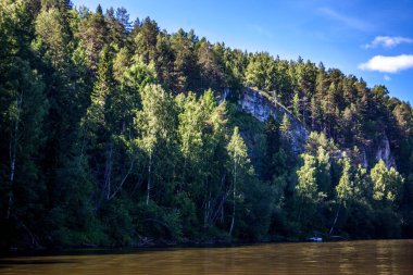 Uralların doğasının inanılmaz güzelliği, Chusovaya nehrinin kıyıları.