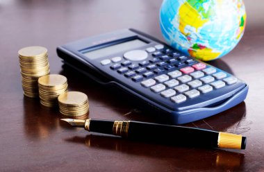 Borç para kavramı için dolmakalem ve toprak ile hesaplayıcı para sikkeleri