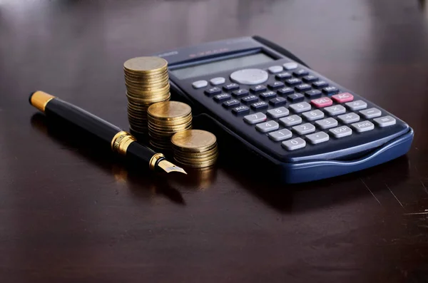 Концепция Бизнеса Финансов Фонтанной Ручкой Стопкой Монет Калькулятора — стоковое фото