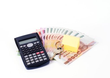 Kredi kavramı için Tay para banknotu üzerinde hesap makinesi, ev kağıdı ve anahtarlar