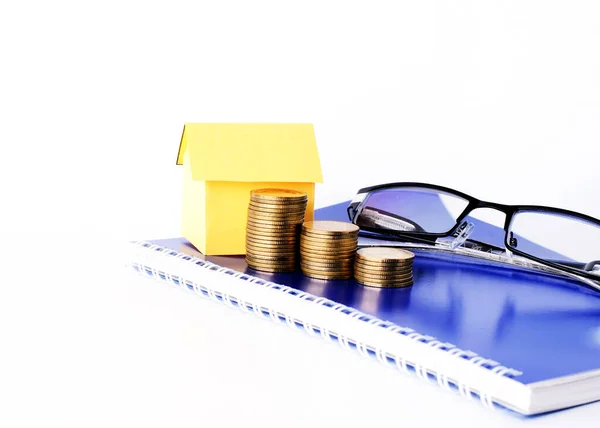 Pile Pièces Monnaie Papier Maison Lunettes Sur Livre Bleu Pour — Photo