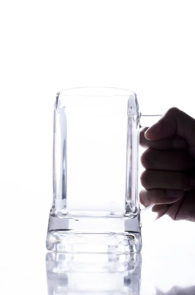 白い背景に手を握って空のビールグラス — ストック写真