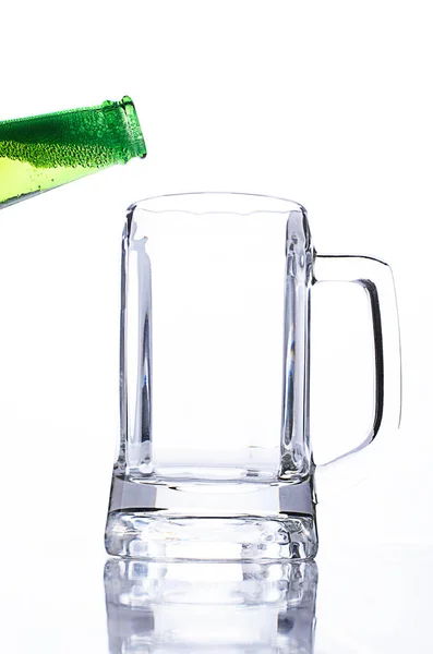 Grüne Flaschen Leeren Bierglas — Stockfoto