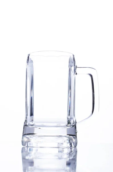 白い背景に空のビールグラス — ストック写真