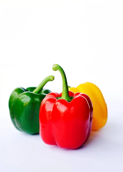 Červená Zelená Žlutá Paprika Syrové Potraviny Bílém Pozadí Koncept — Stock fotografie